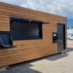 conteneur maritime aménagé en snack avec bardage en bois