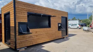 conteneur maritime aménagé en snack avec bardage en bois