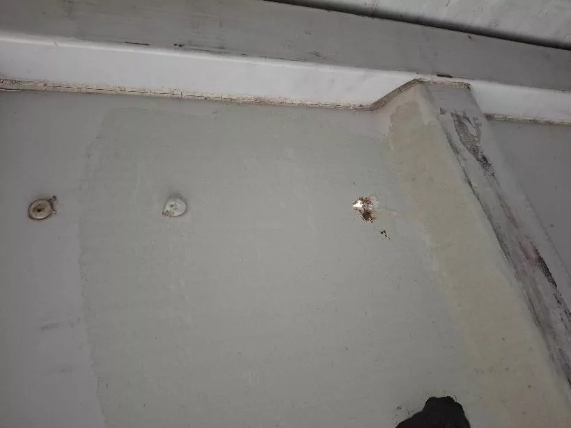 trou dans un container maritime