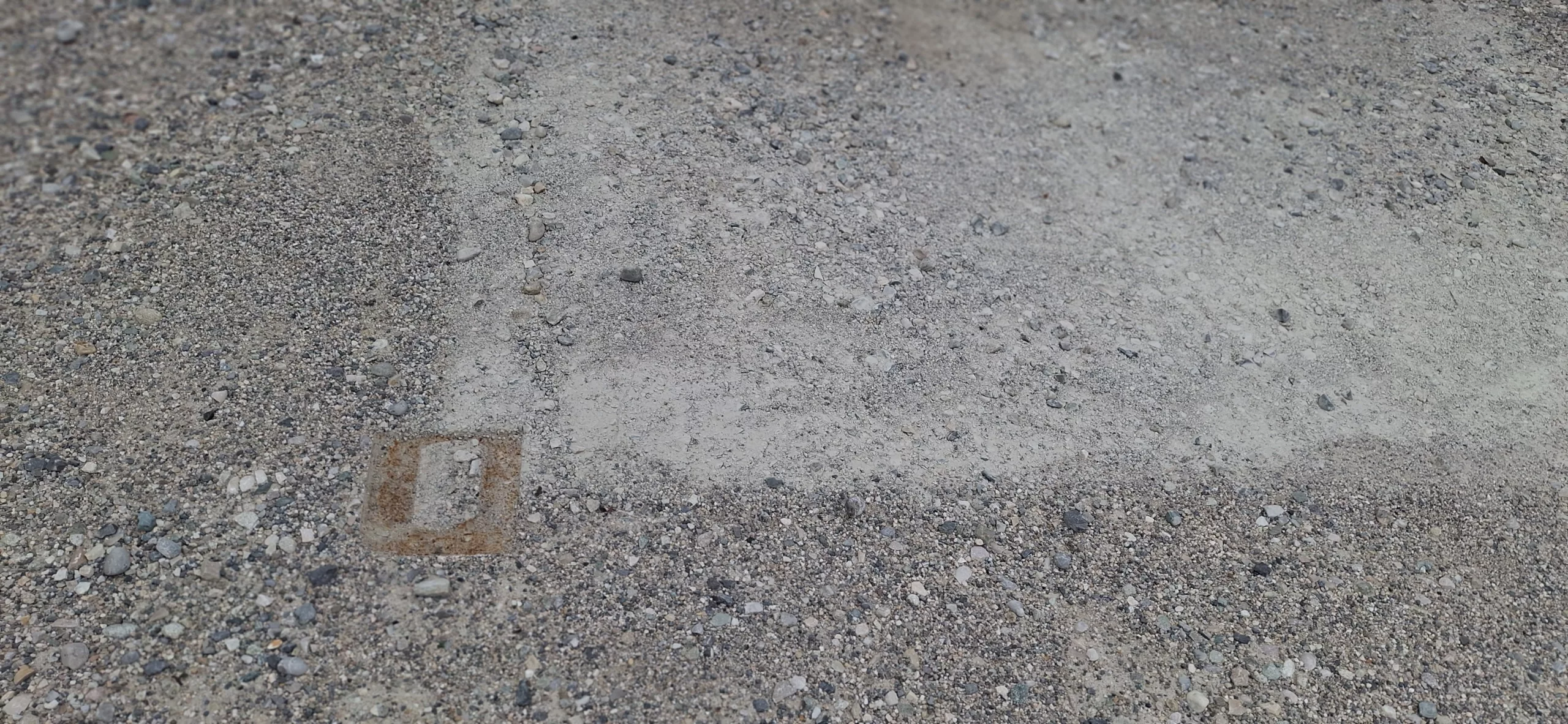 Impact d'un container maritime vide sur un sol dur