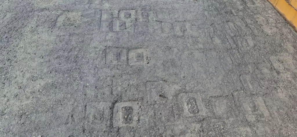 Action des coins ISO de containers maritimes sur du goudron