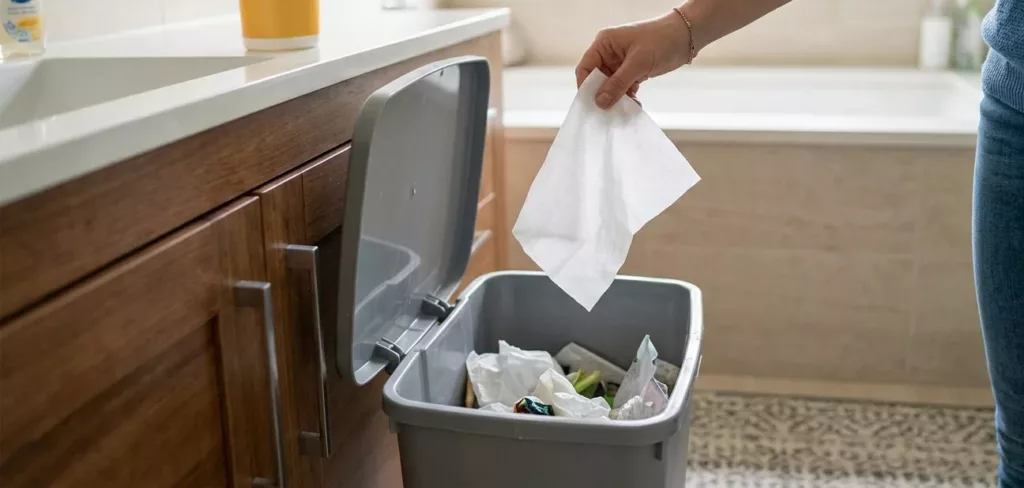 lingette désinfectantes à la poubelle